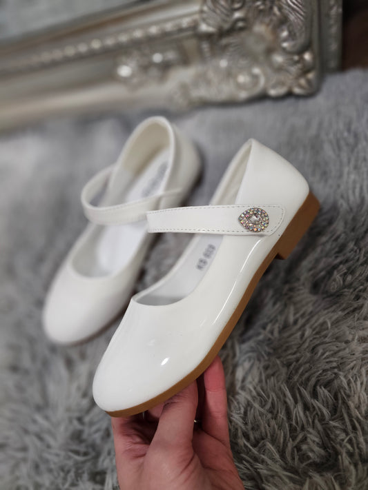 Older Girls White Single Stud Shoes (8-2)